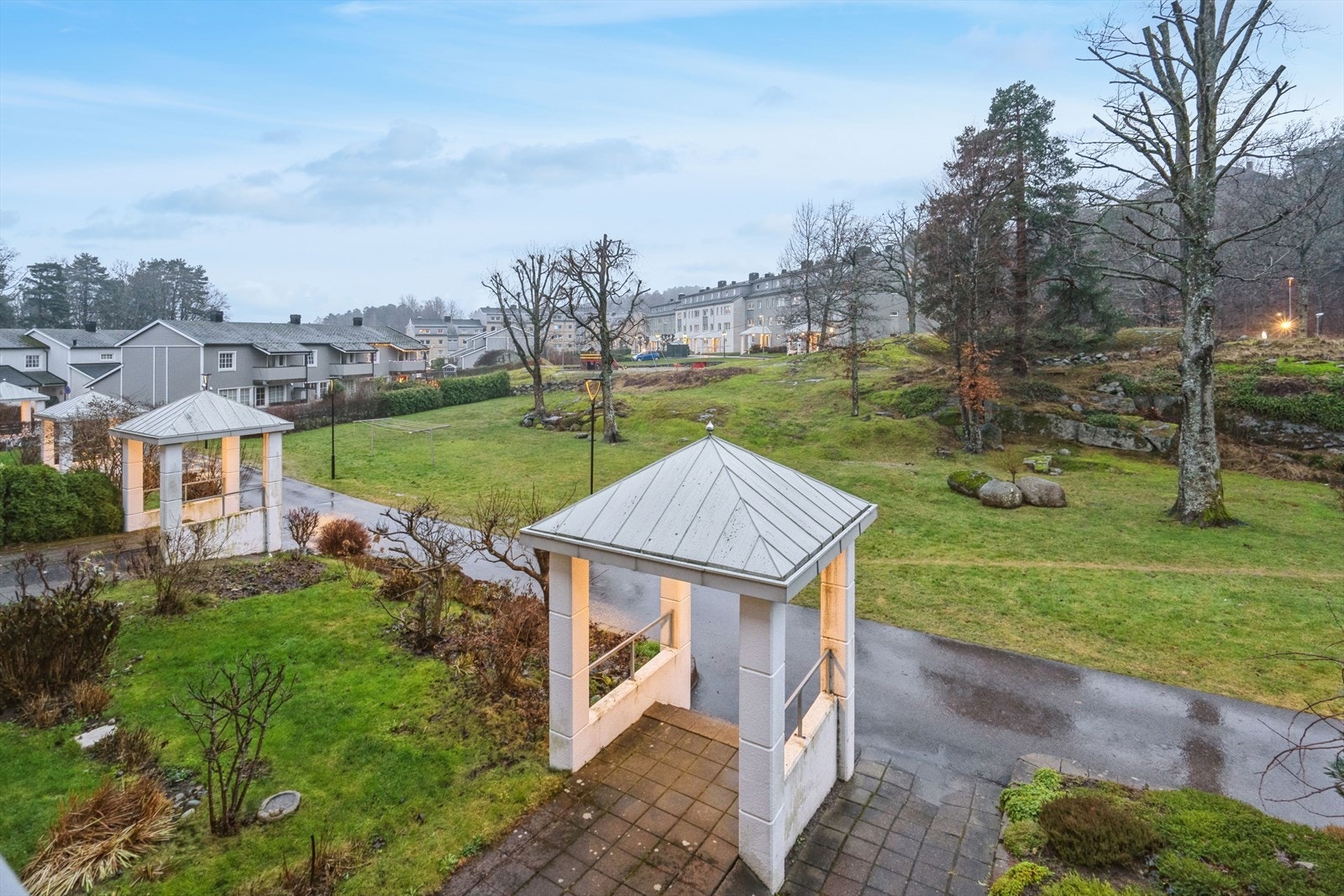 Det er fint utsyn over borettslagets flotte fellesarealer Galleribilde