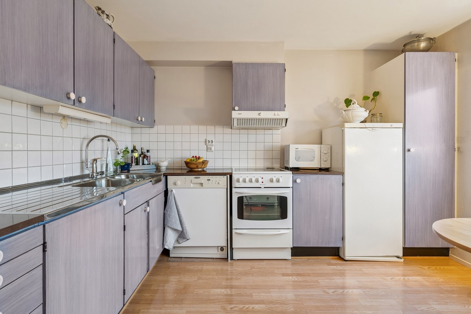 Kjøkkeninnredningen er av eldre dato, men fremstår som velfungerende Galleribilde