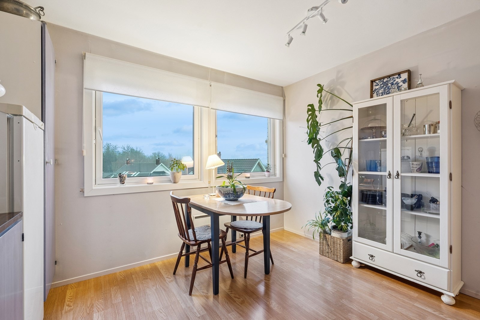 Kjøkkenet har store vindusflater og hyggelig utsyn over boligområdet på Bekkefaret Galleribilde