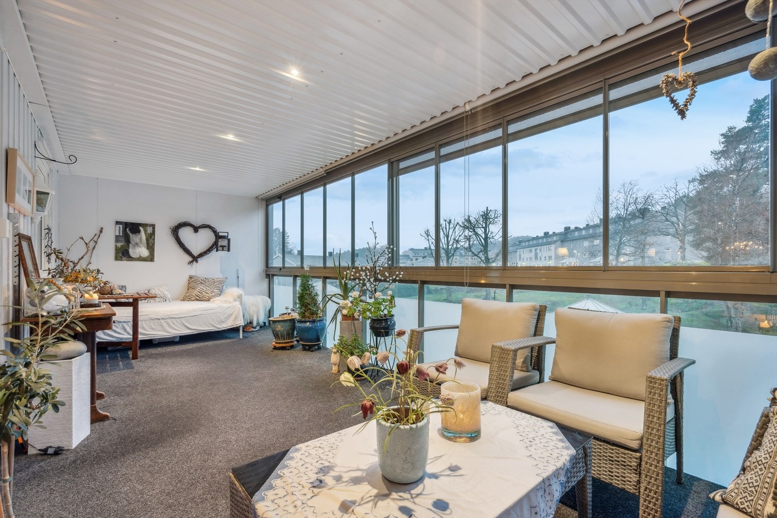 Den innglassede balkongen har vinduer som kan åpnes opp slik at man får en åpen balkong Galleribilde