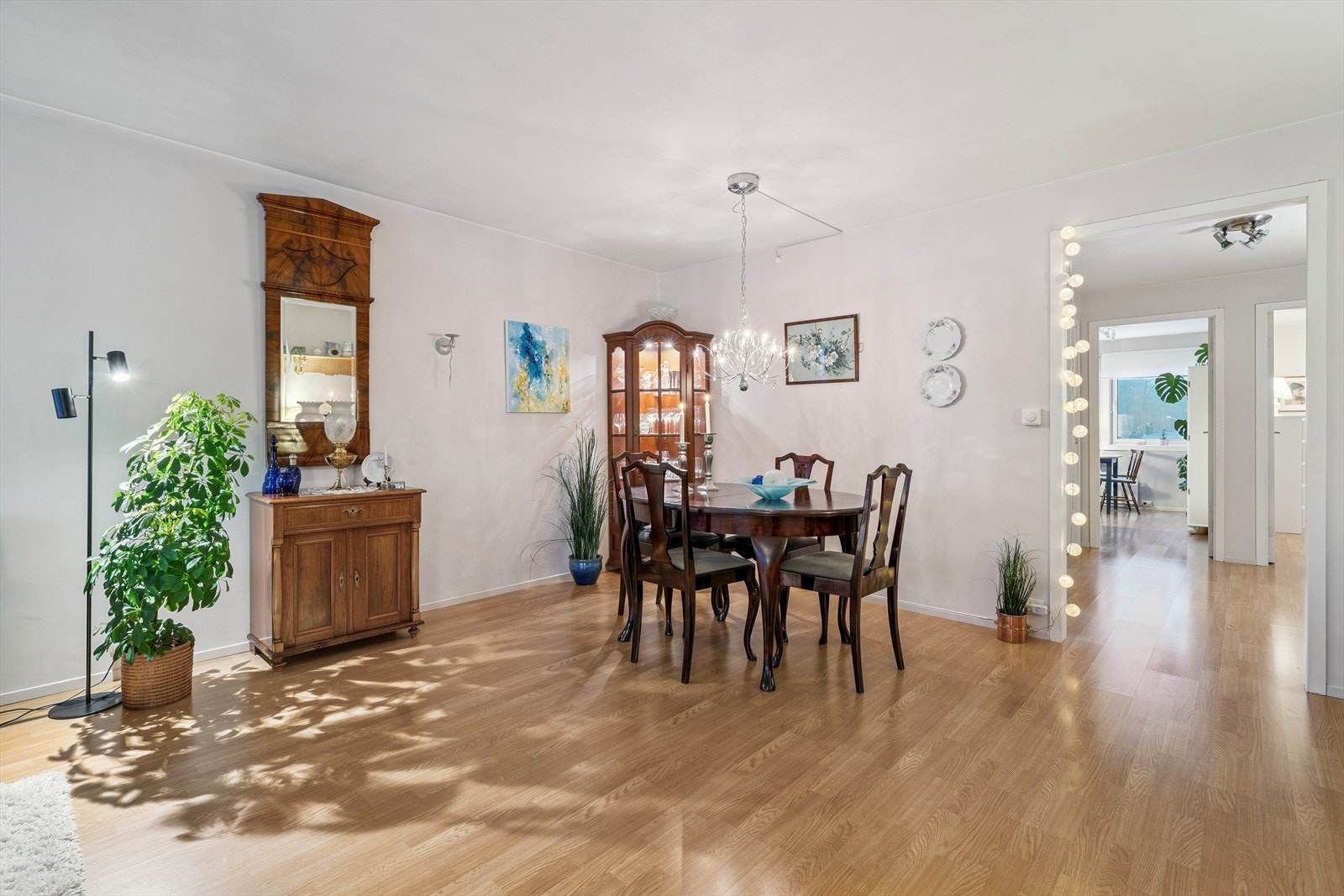 Leiligheten har en god planløsning med enkel tilkomst fra stue til kjøkken Galleribilde