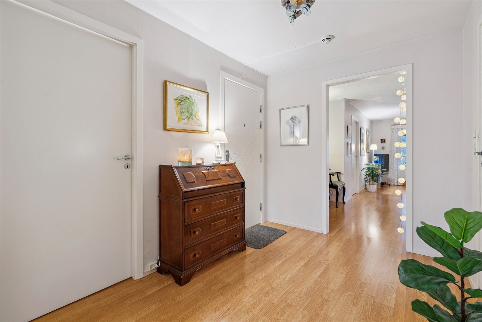 Gangen har adkomst til bod som også kan benyttes til garderobe for yttertøy Galleribilde