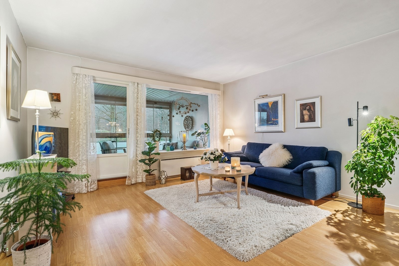 Stuen har utgang til innglasset balkong Galleribilde