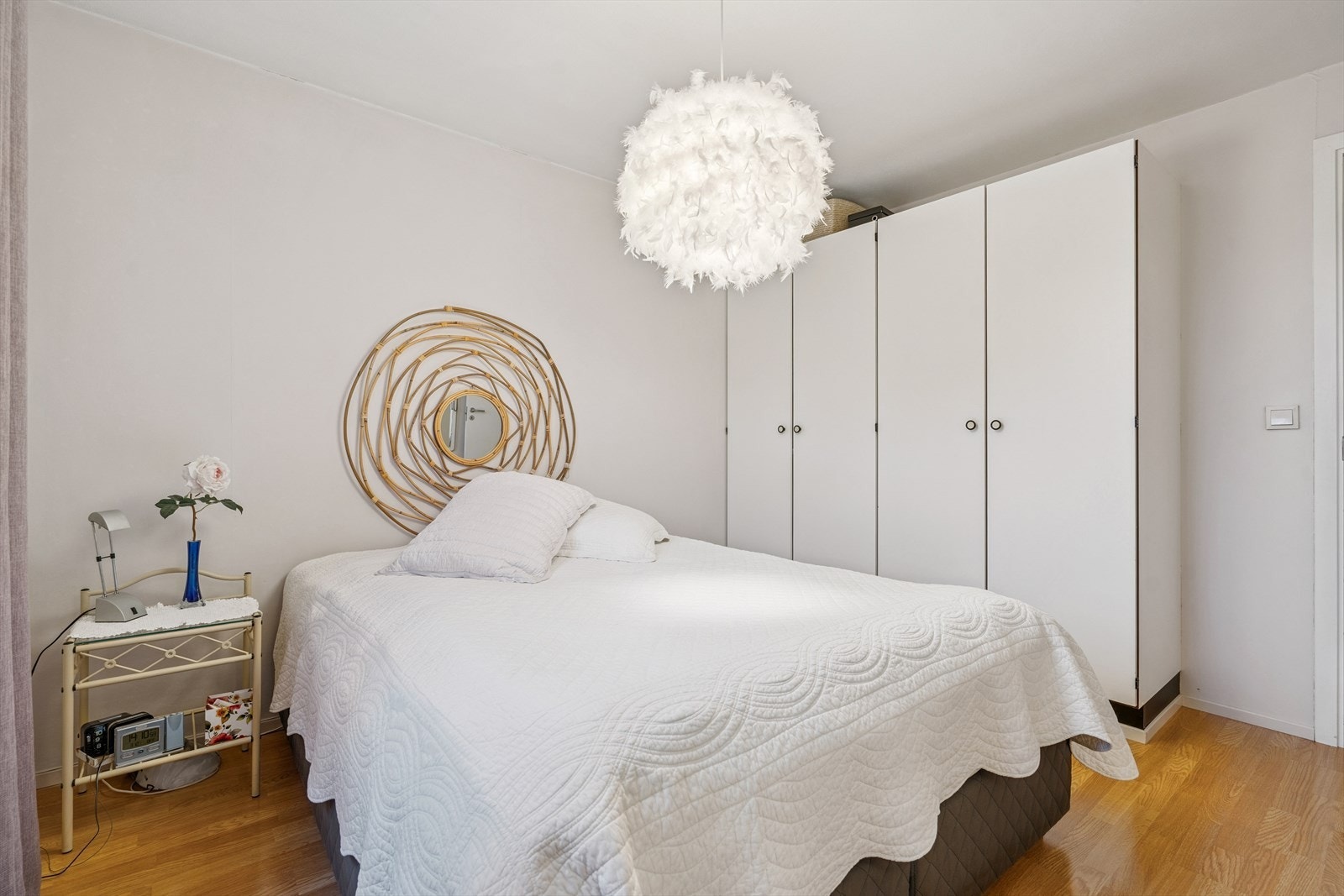 Soverommet har godt med garderobeplass Galleribilde