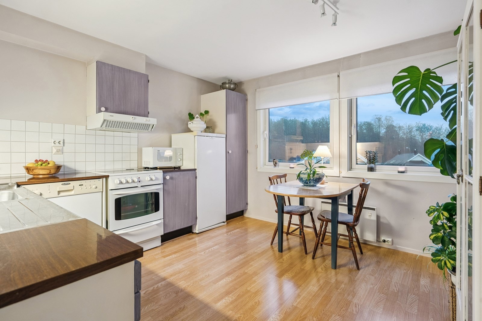 Romslig kjøkken med god plass til spisebord Galleribilde