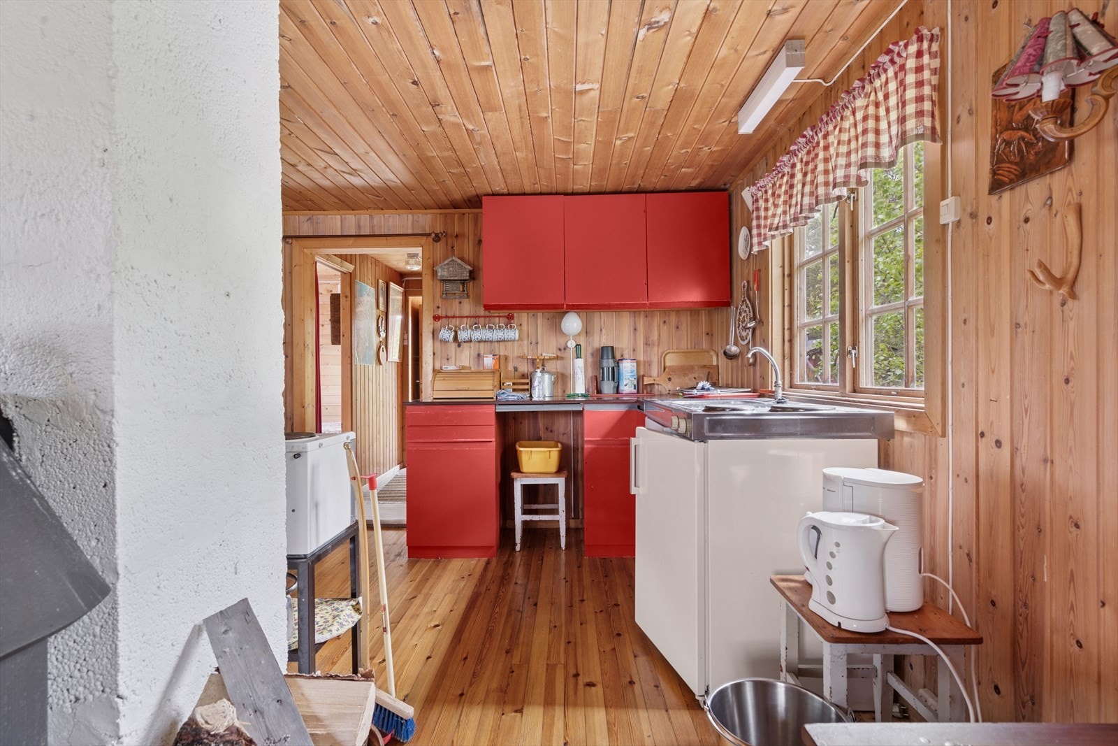 Kjøkkenet er utstyrt med hybelkjøkken med skap og kjøleskap, stålkum og to kokeplater. Galleribilde