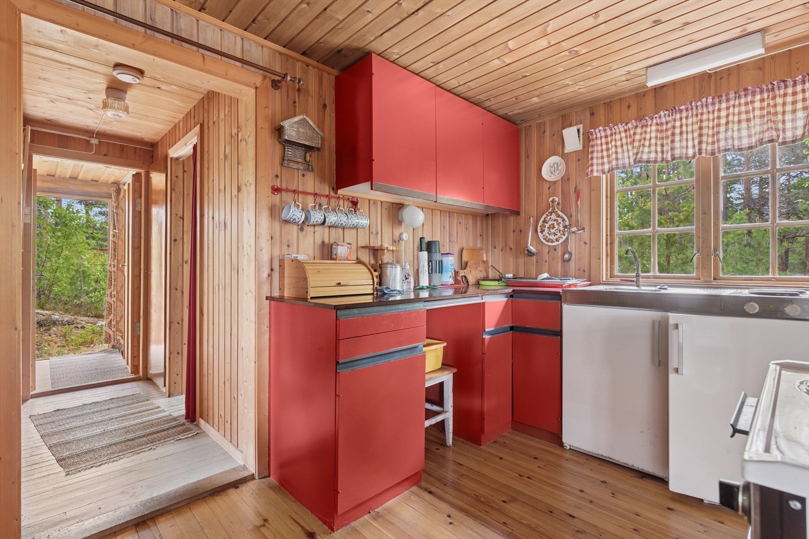 Eldre, trivelig hyttekjøkken i åpen løsning mot stuen. Galleribilde