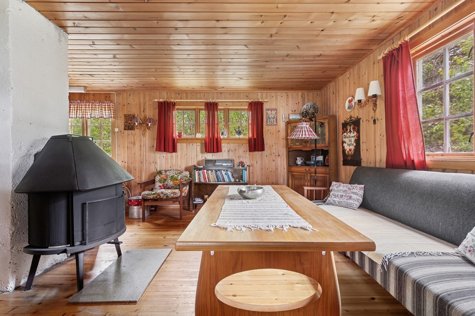 Stuen har tregulv, panel på vegger og i himling. Galleribilde