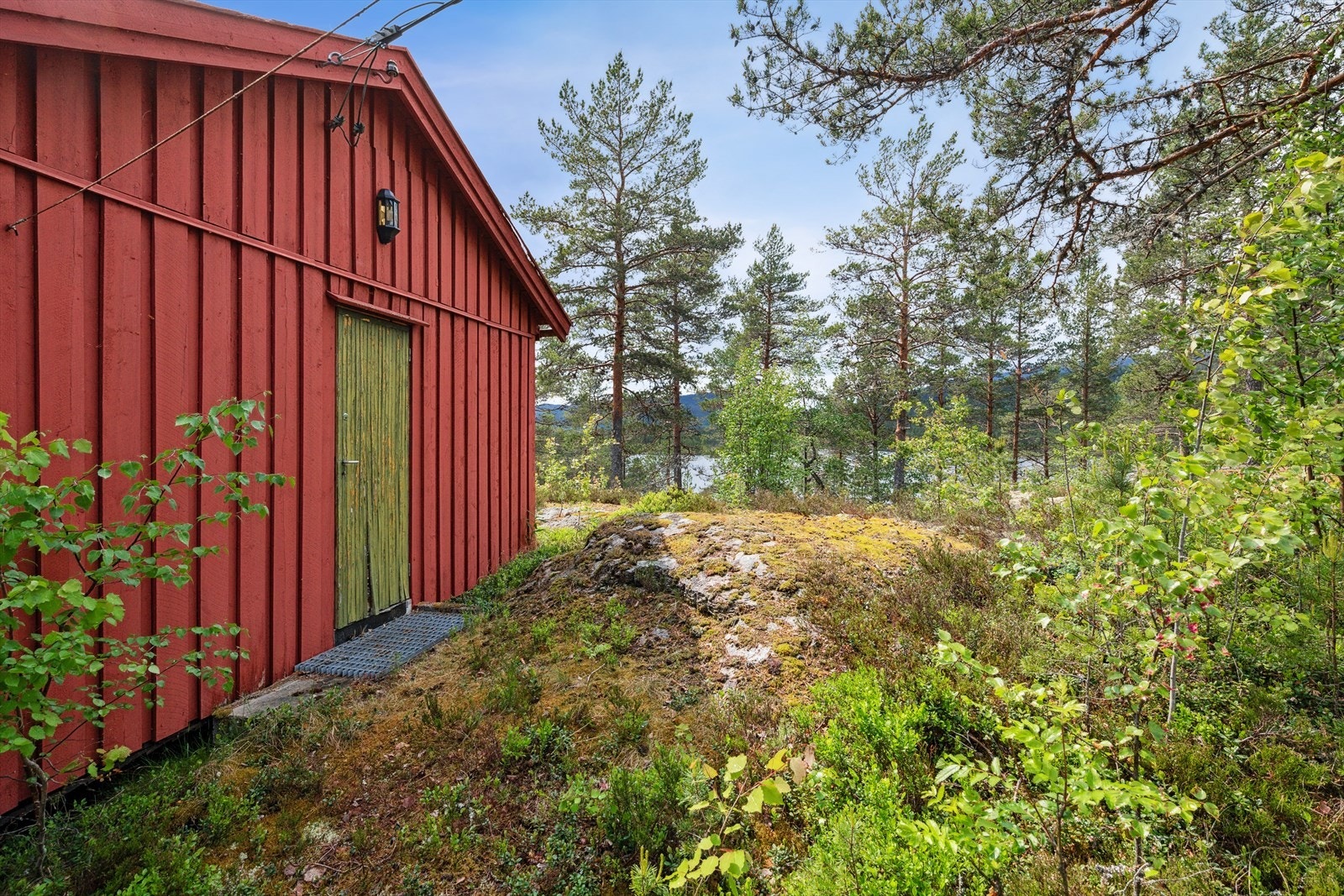 Hovedinngangen er på siden av hytta. Galleribilde