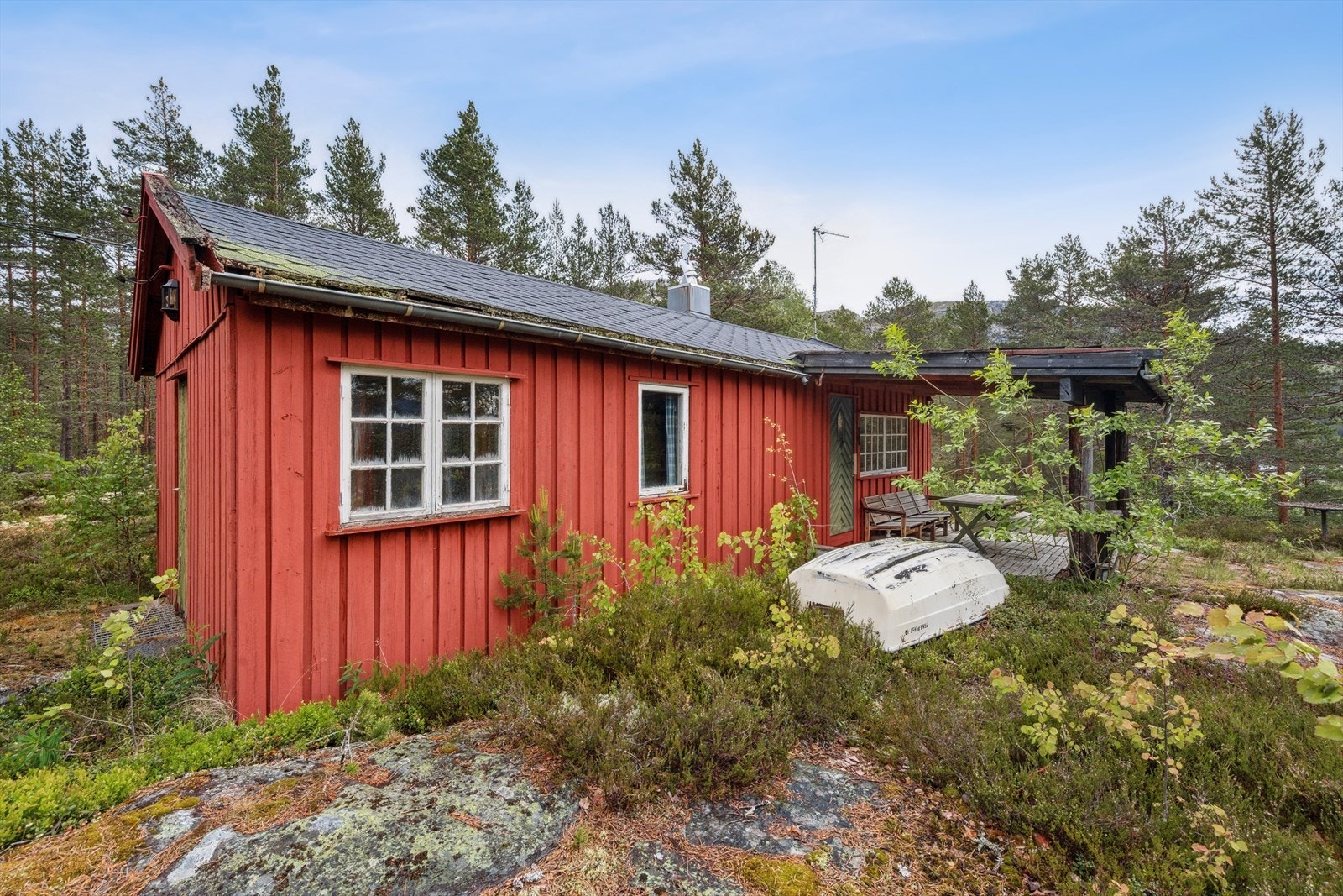 Det må påregnes vesentlig oppgraderinger og påkostninger for å møte dagens krav til standard, men hytta innehar et stort potensiale for å skape familiens feriested. Galleribilde