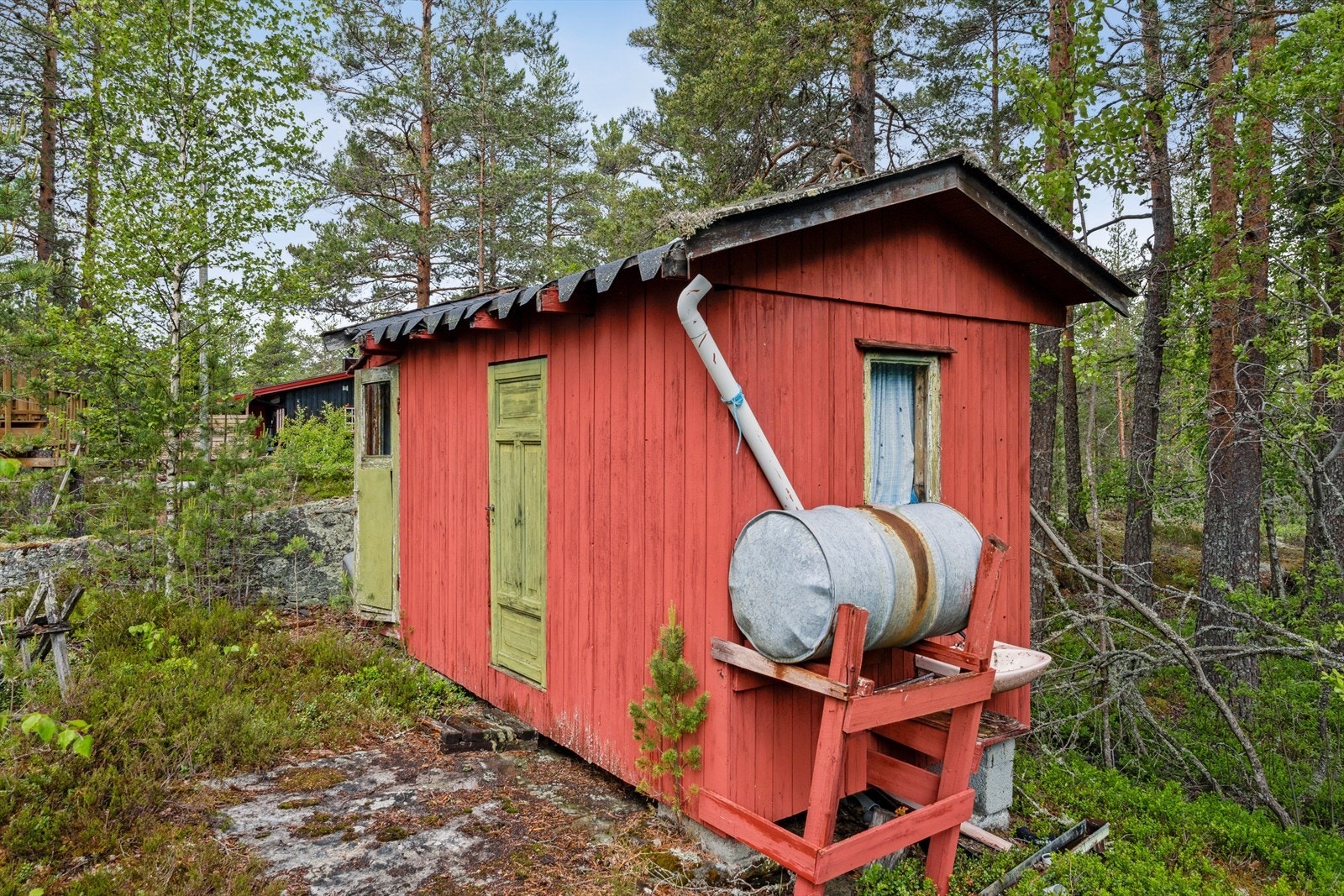 Boden inneholder vedbod og utedo. Galleribilde