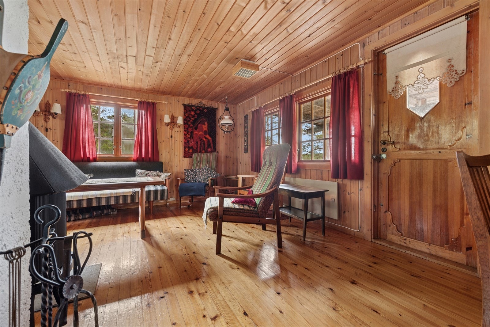 Fra stuen er det utgang til terrasse med overbygg. Galleribilde