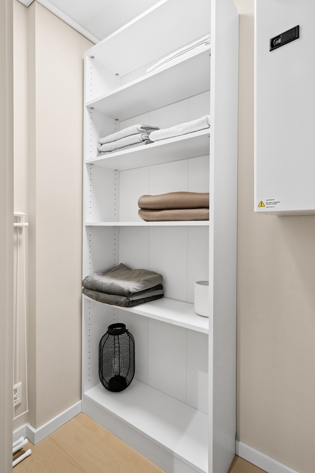 Innvendig bod. Her finner du også de fleste tekniske installasjonene, inkludert aggregatet for balansert ventilasjon. Galleribilde