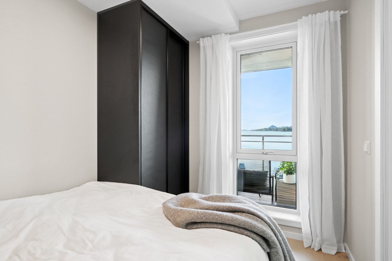 Soverom med utsiktsvindu. Galleribilde