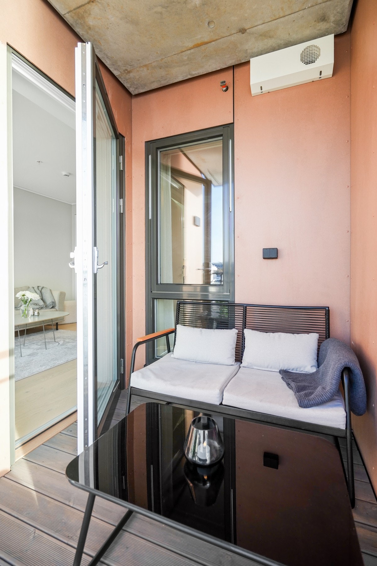 Fra stuen er det utgang til verandaen, hvor det er plass til utemøbler. Galleribilde