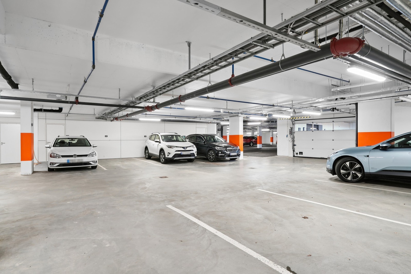 Garasjeanlegg. Det følger ikke med parkeringsplass til leiligheten. Det er mulighet for parkering på ledige plasser i god tid fremover, frem til ferdigstillelse av byggetrinn 2. Galleribilde