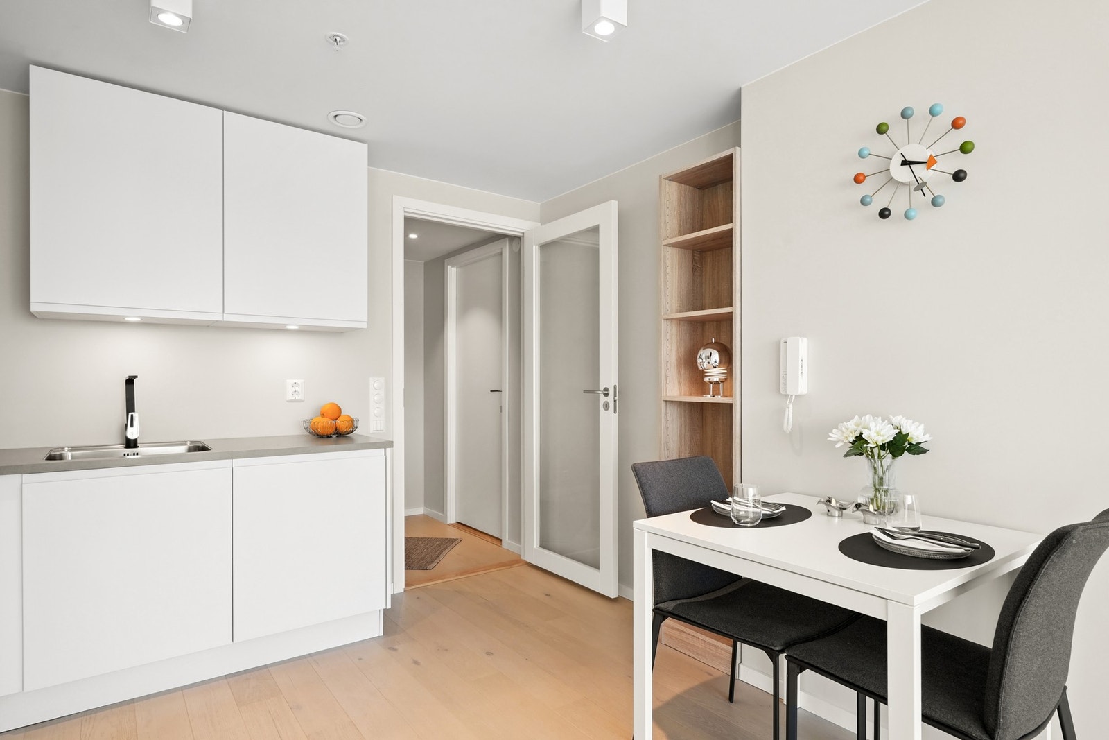 Legg merke til spottene ved kjøkken og tak. Galleribilde