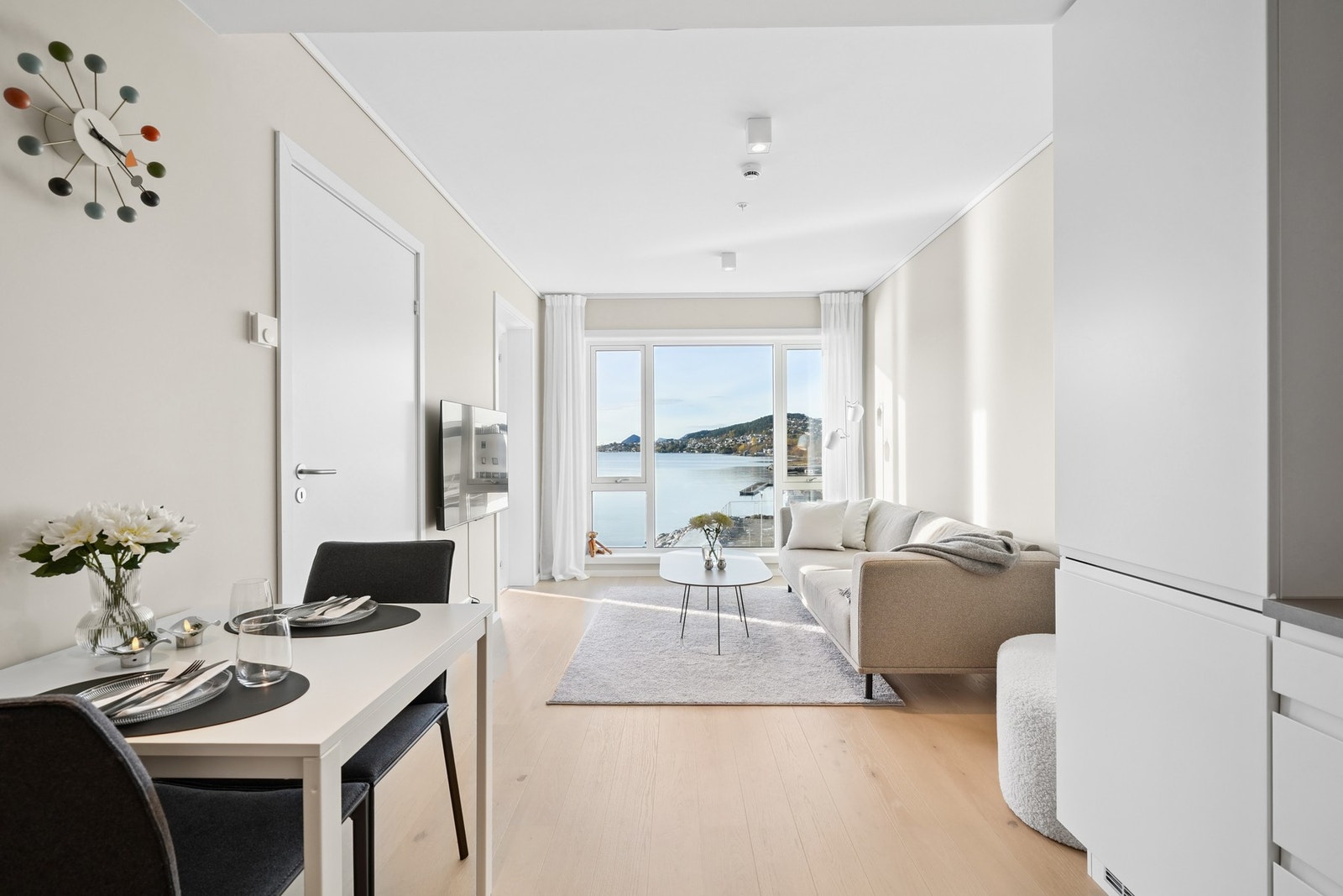 Gulvflatene er belagt med 1-stavs parkett i lys eik, og det er varme i alle gulv. Galleribilde