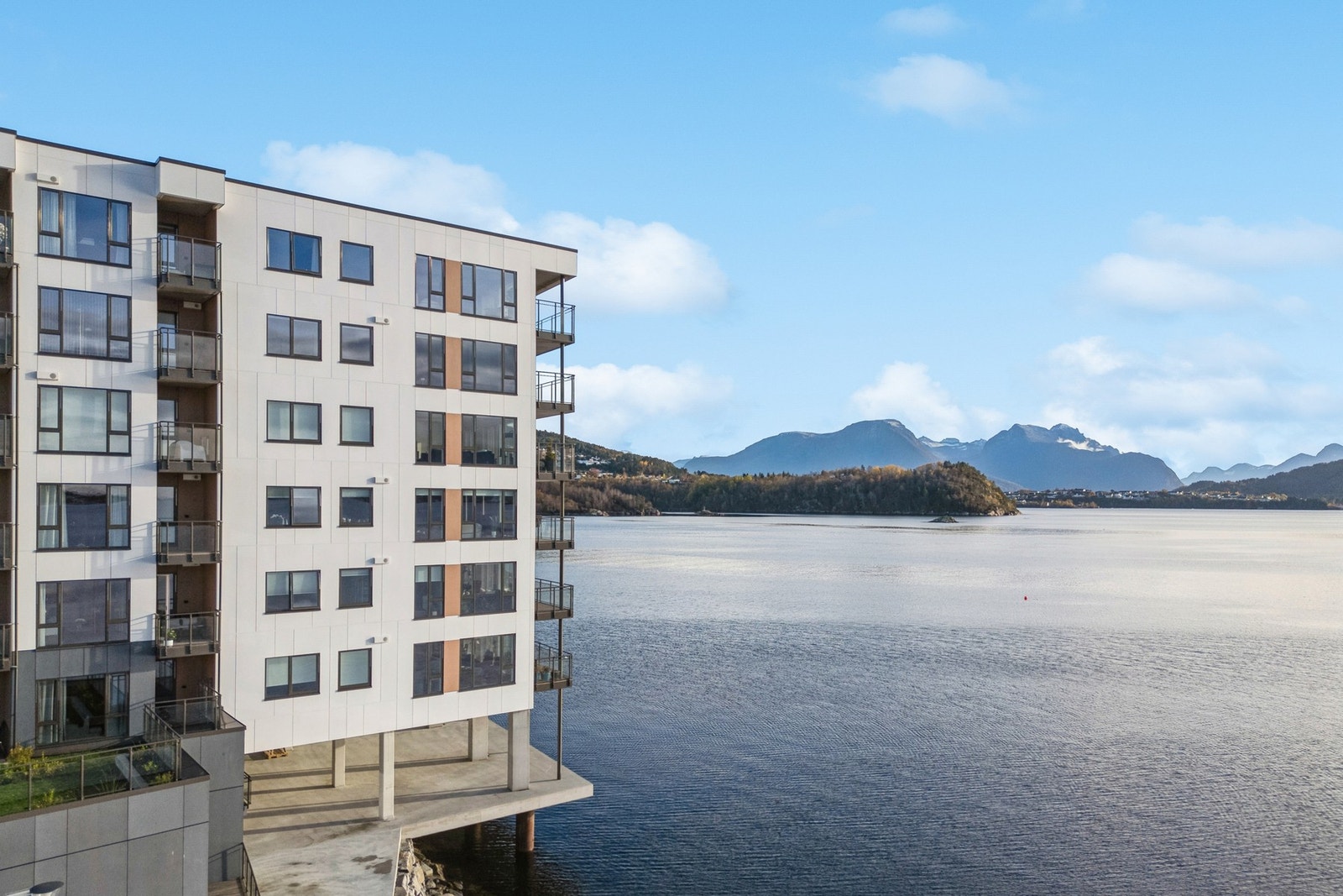 Fasade. Prosjektet byr på flere uteområder, med promenade på sydsiden. Galleribilde