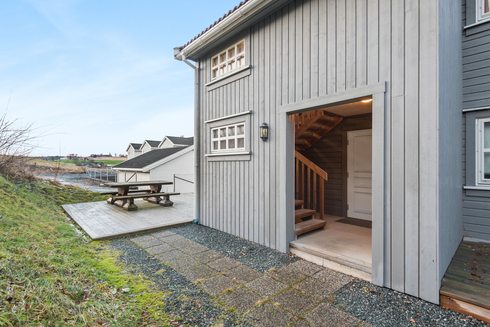 Innebygget inngangsparti er behagelig i vær og vind. Galleribilde