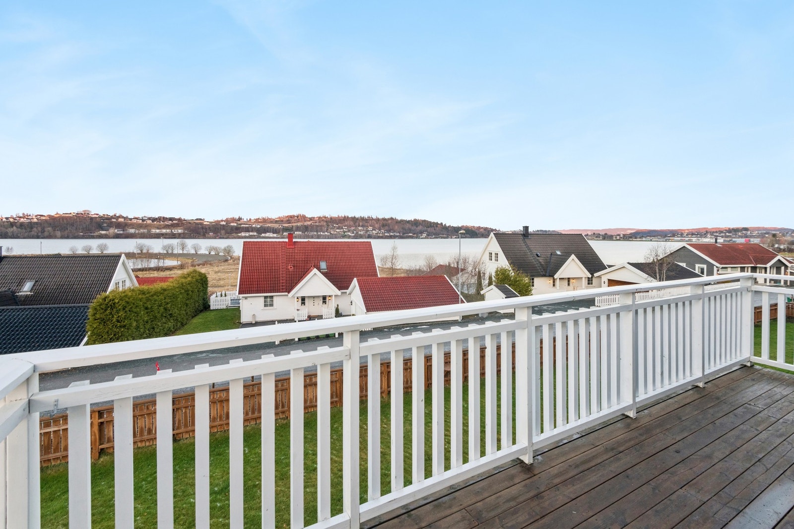 Fra terrassen har man veldig fin utsikt mot Levanger og Eidsbotn. Galleribilde