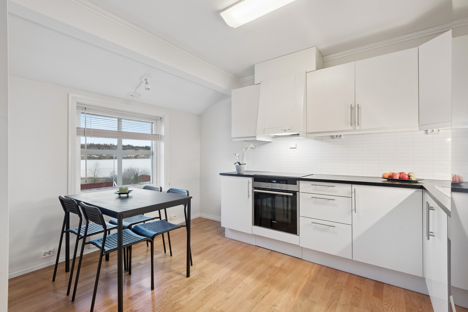 På kjøkkenet har man en hyggelig plass ved vinduet med god plass til en spisemøbler. Galleribilde