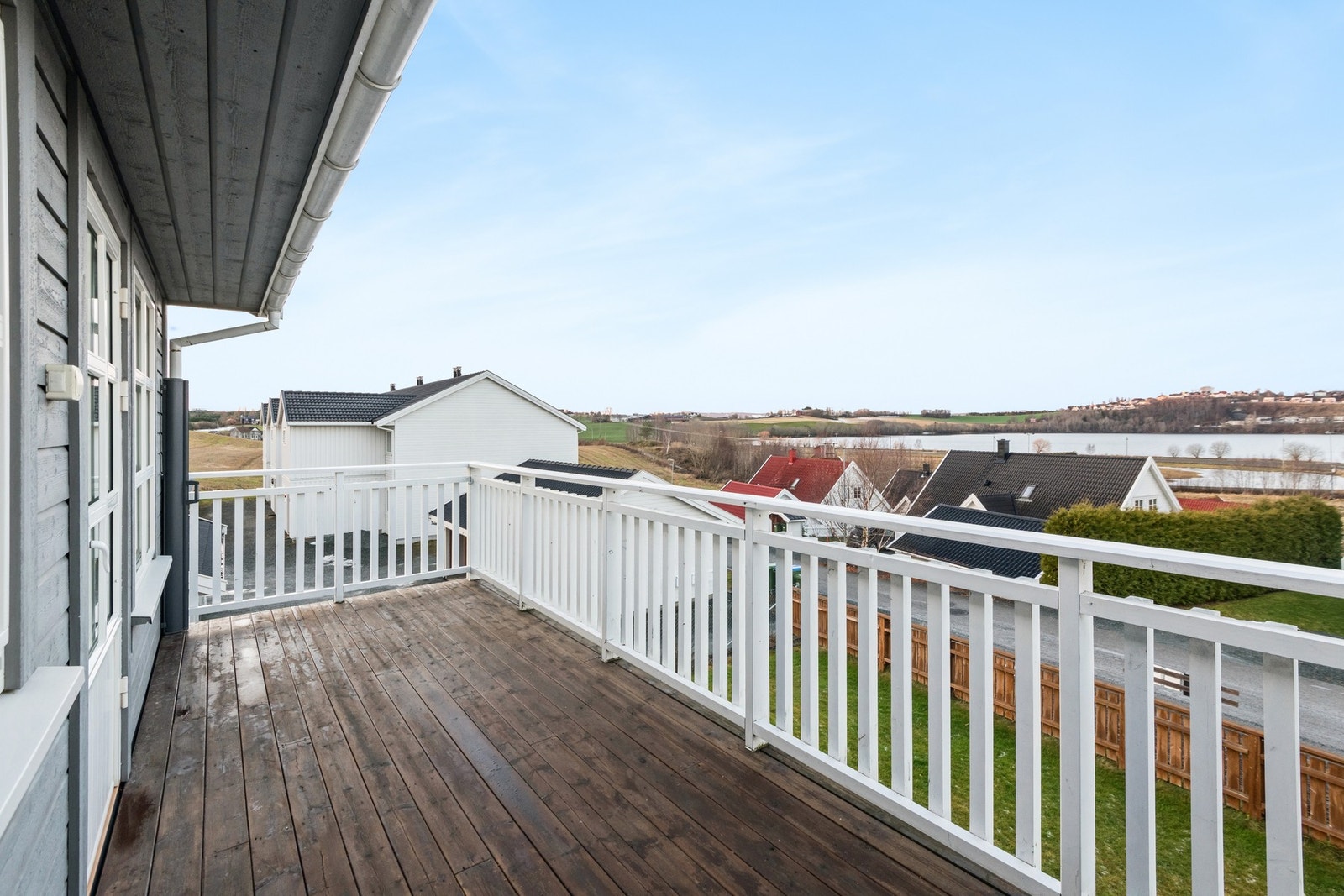 Terrassen ligger fint til med sol til godt utover sene solrike sommerkvelder. Galleribilde