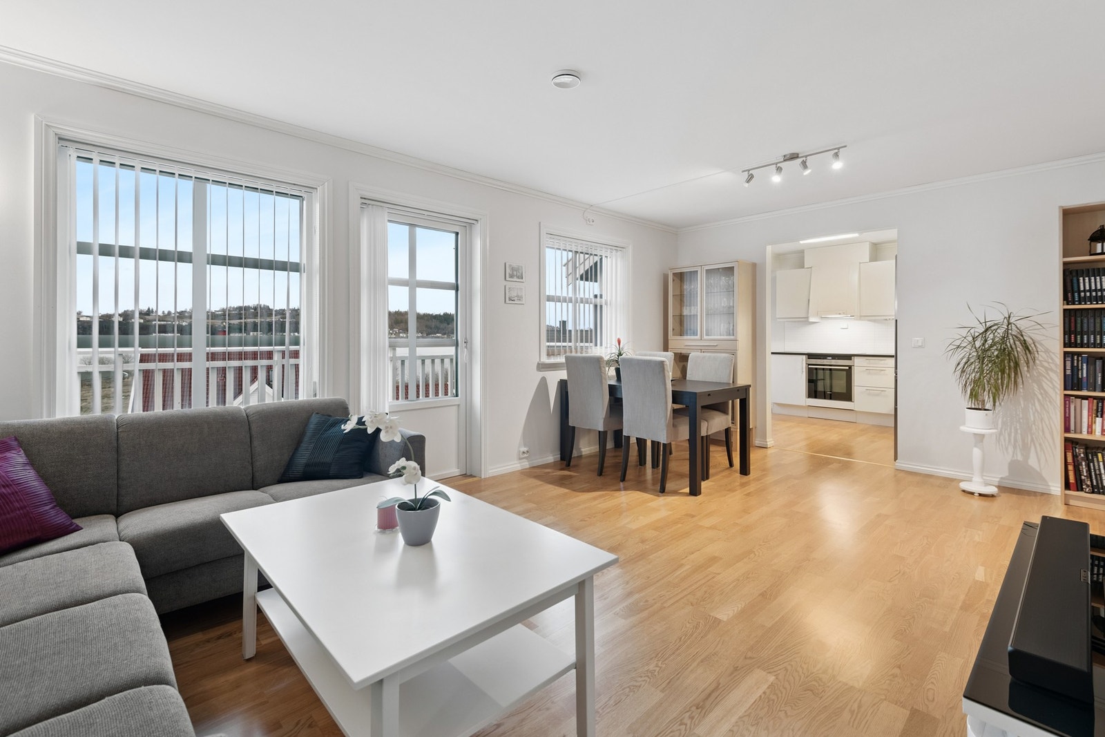 Åpen og lys stue/kjøkkenløsning. Galleribilde