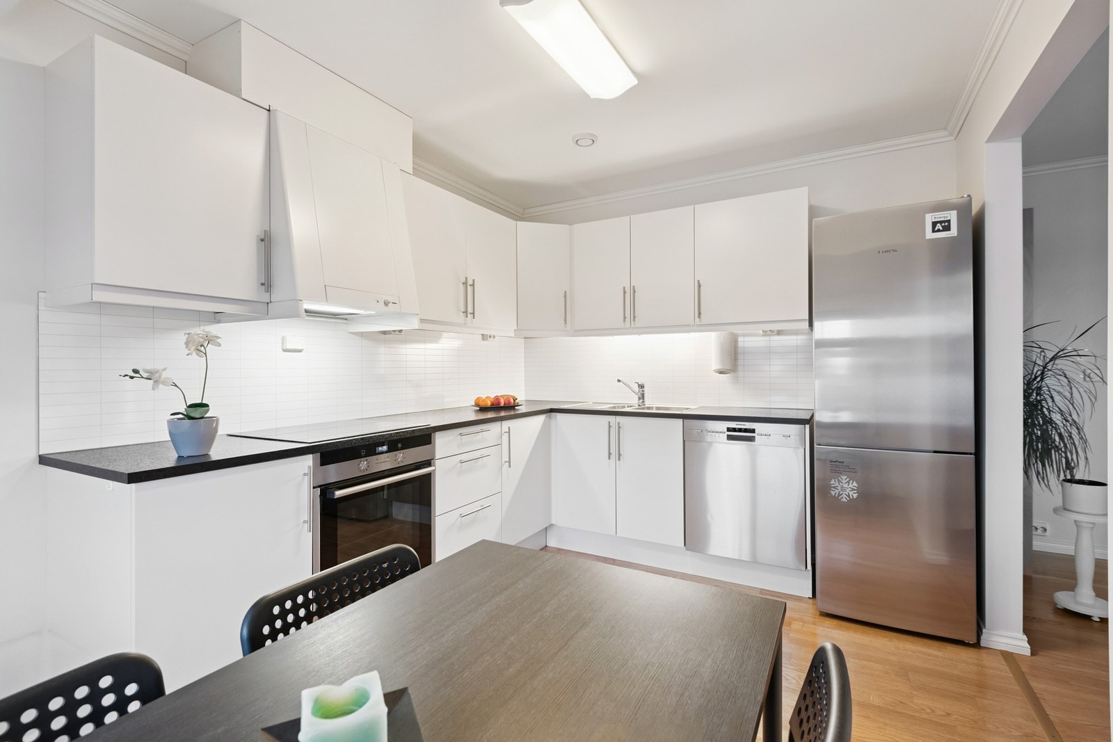 Lyst og trivelig kjøkken som har godt med plass i skuffer, skap og på kjøkkenbenken. Komfyr, oppvaskmaskin og kombiskap kjøl/frys medfølger i handelen. Galleribilde