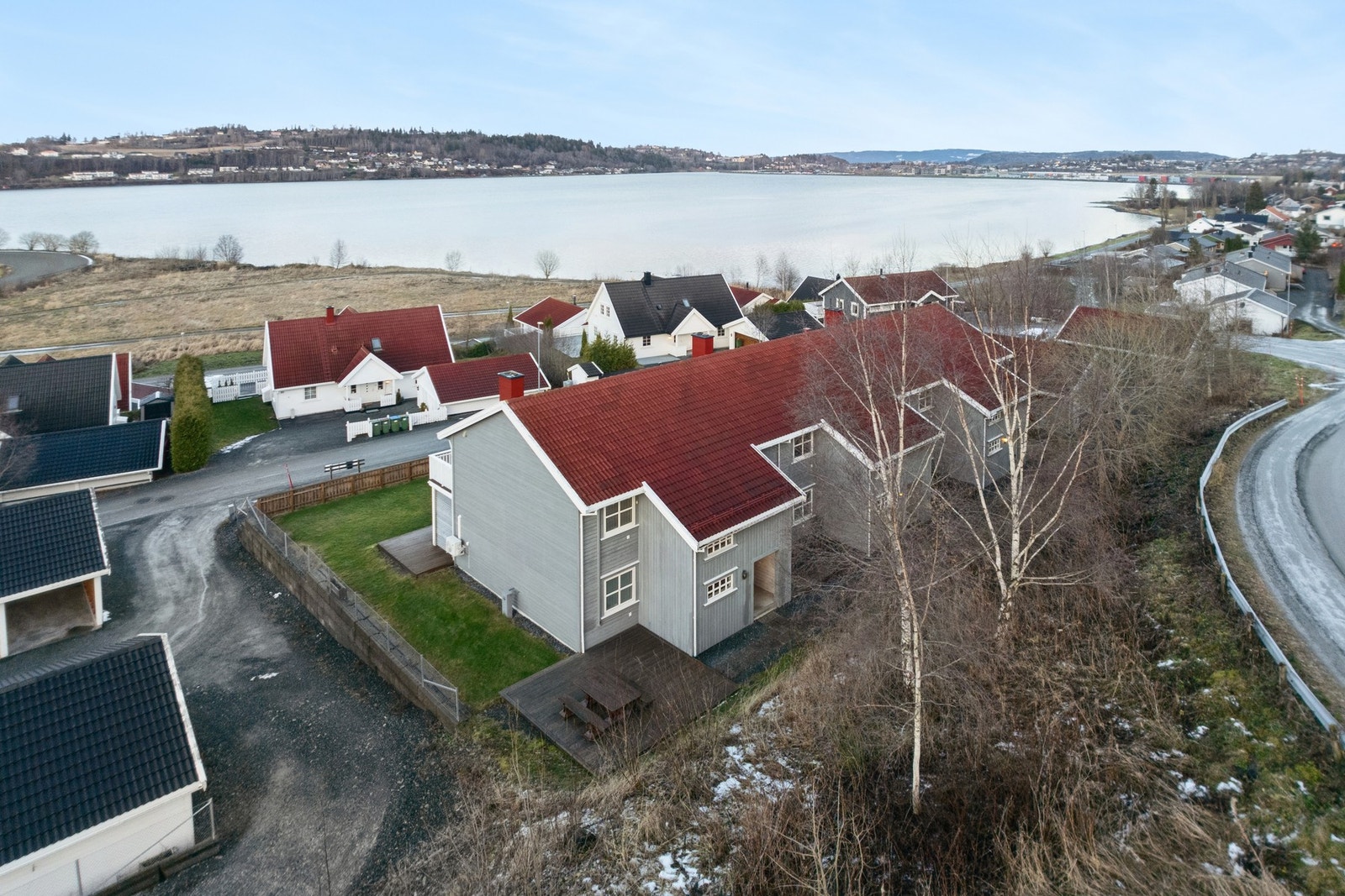 Boligen ligger sentralt til på Nossum hvor man kommer seg kjapt på E6 om man pendler nordover eller sørover. Galleribilde