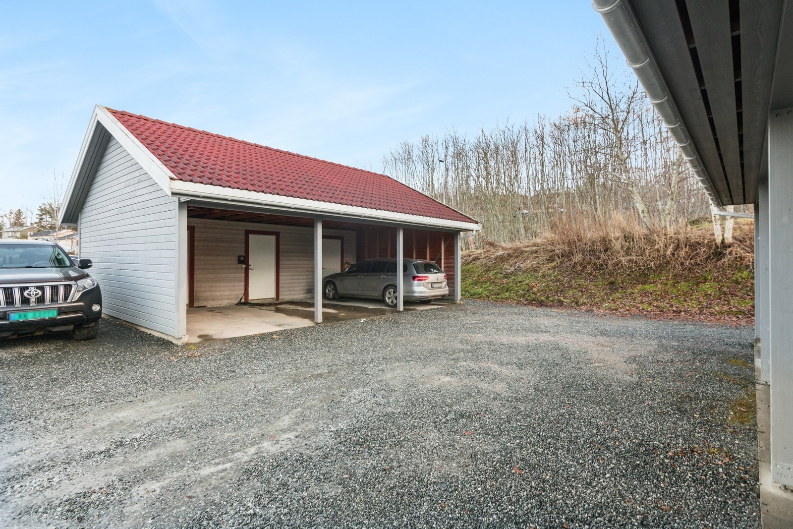 Leiligheten har 1 parkeringsplass i carporten, i tillegg er det gjesteparkeringsplasser på sameiets felles tomt. Galleribilde