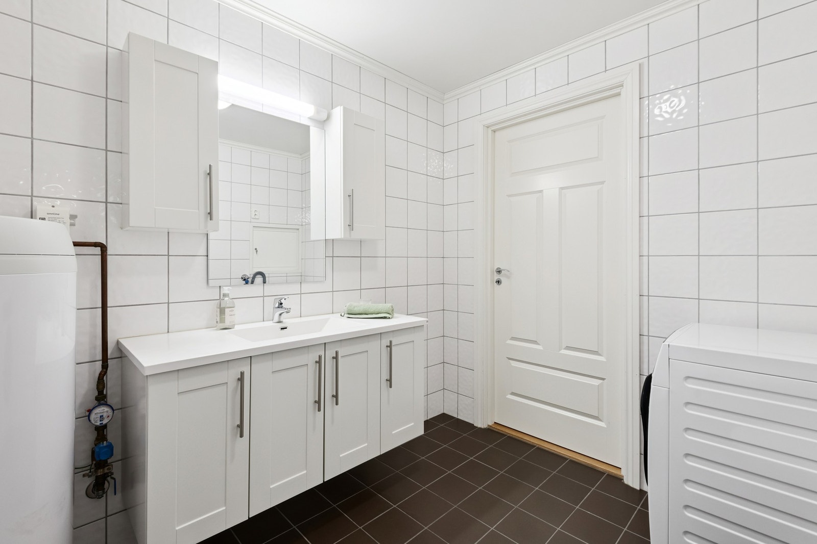 Godt med oppbevaringsplass i baderomsinnredningen. Galleribilde