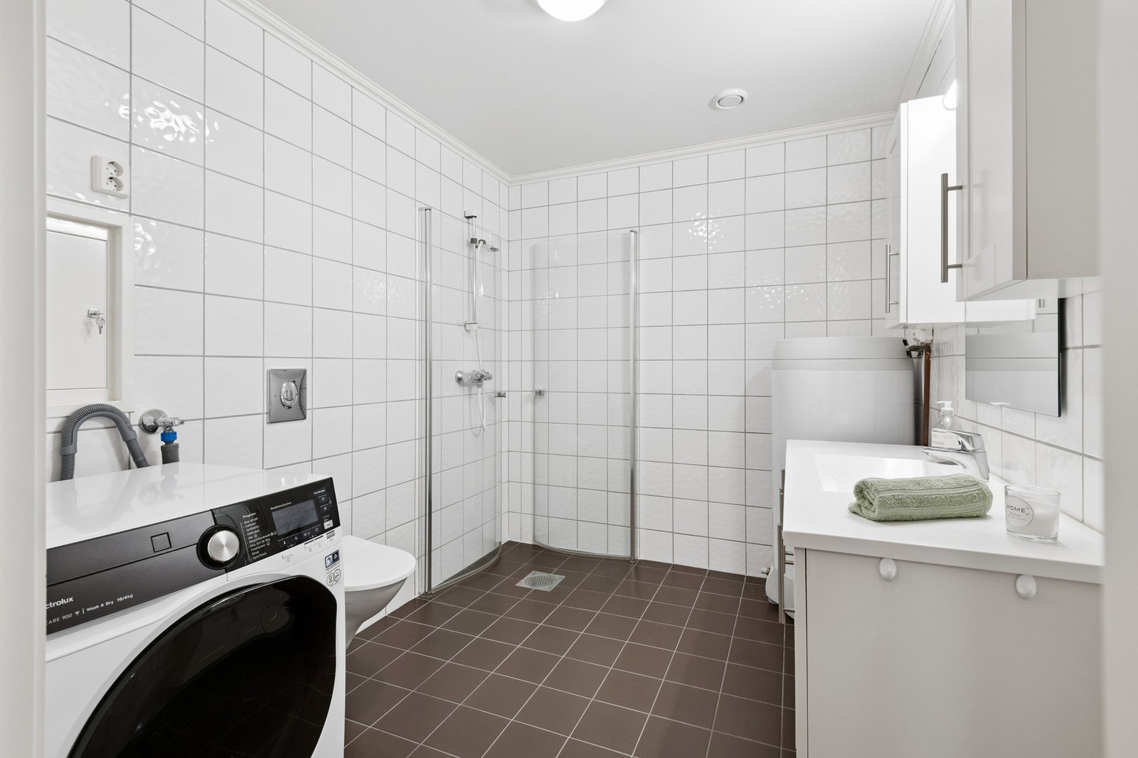 Praktisk bad med opplegg for vaskemaskin. Ny varmtvannsbereder i 2023. Galleribilde