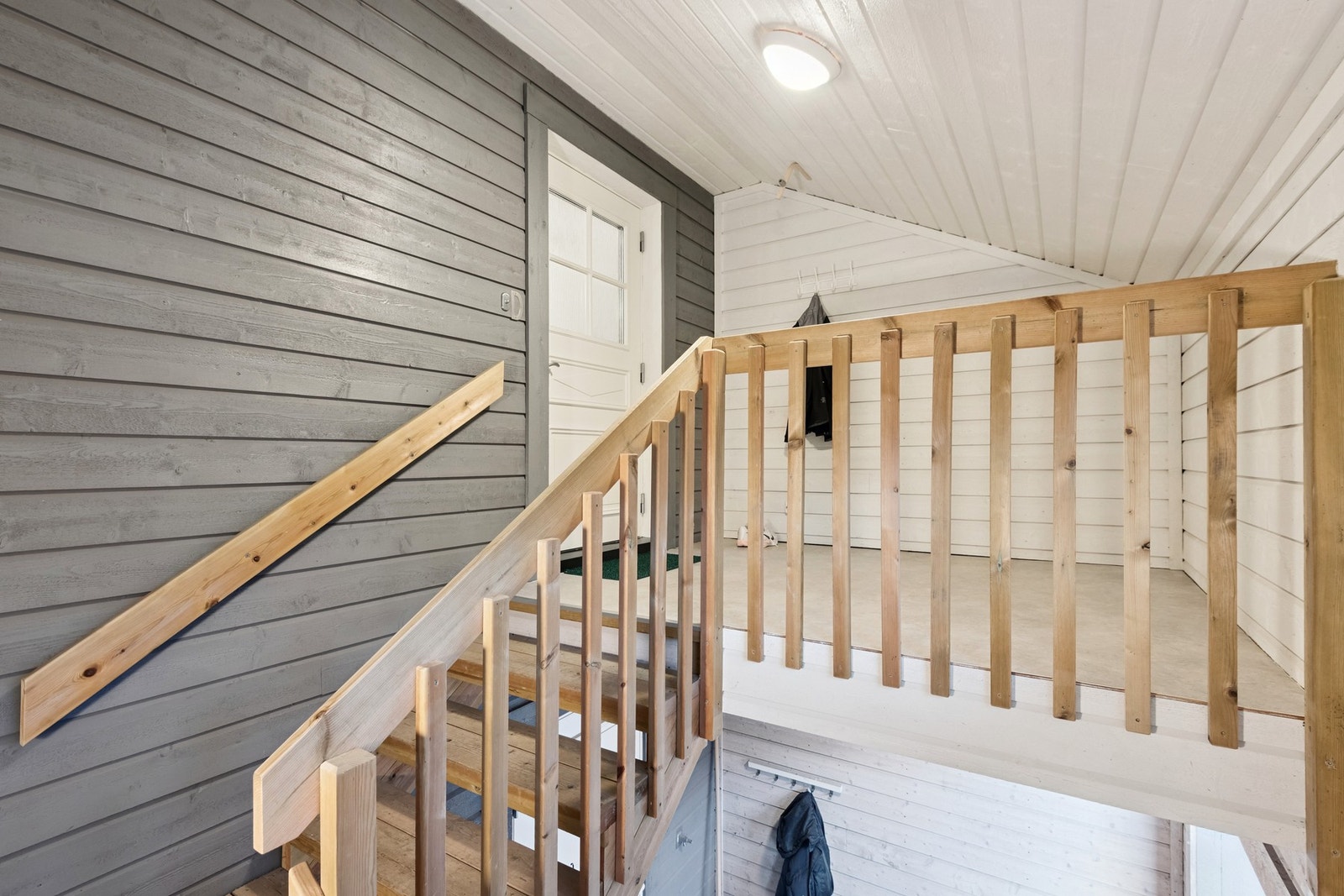 Praktisk takoverbygget område utenfor inngangsdøra. Galleribilde