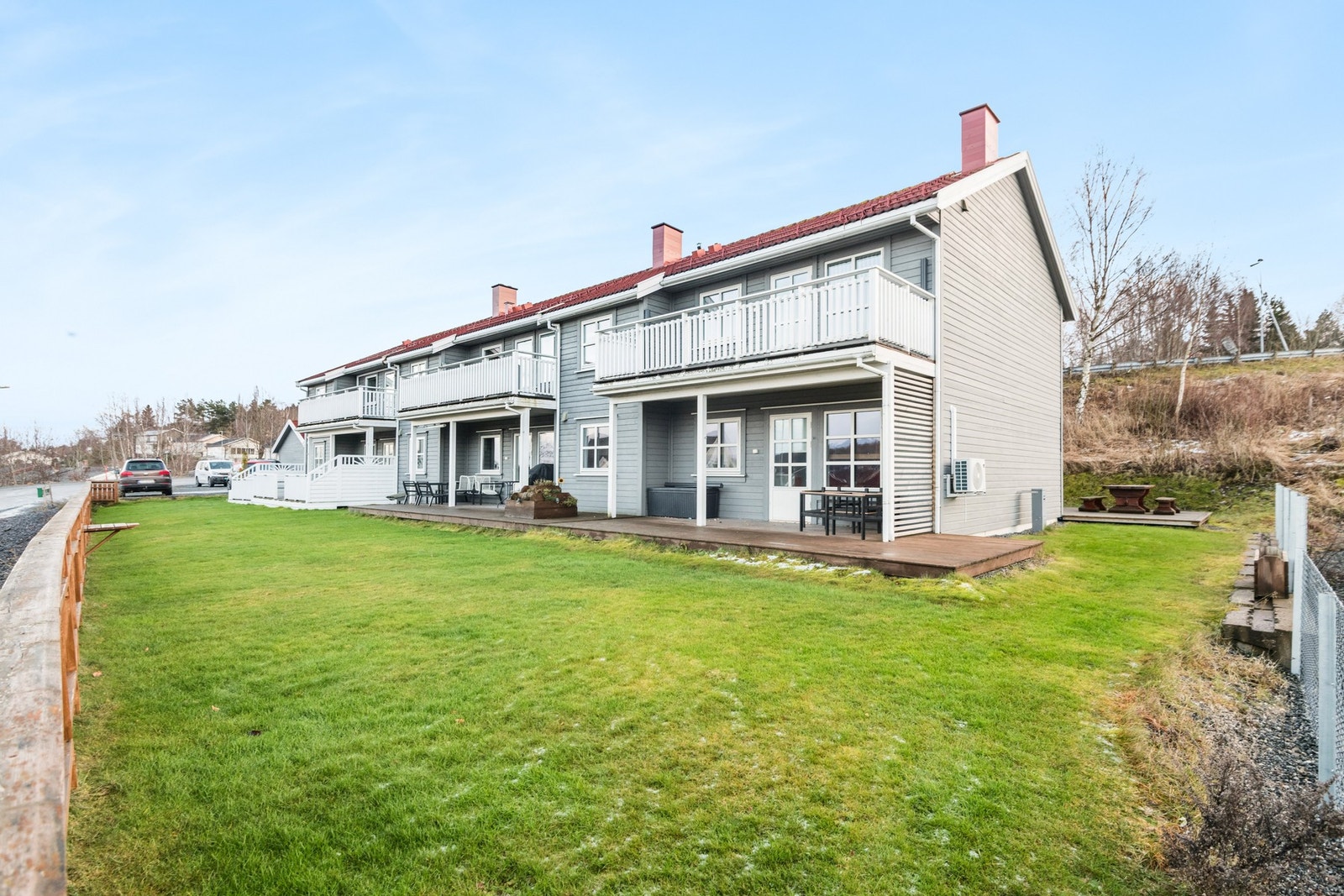 Moan ligger kun en rask gåtur unna boligen, hvor man har kjøpesenter, legesenter, restauranter, treningssenter m.m. Sjøpromenade som brukes av mange til både turområde og badeområde. Galleribilde