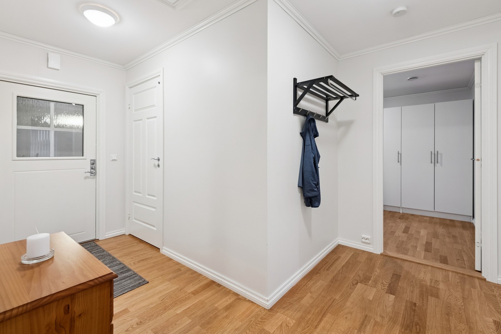 Romslig gang med en praktisk plassert bod rett innenfor inngangsdøra. Galleribilde