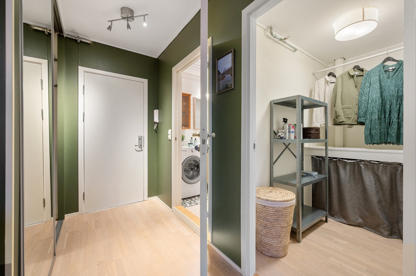 Her får du mye inkludert i felleskostnadene, fra kommunale tjenester og renhold til snørydding, forsikring, vaktmester og kabel-TV/internett. Galleribilde