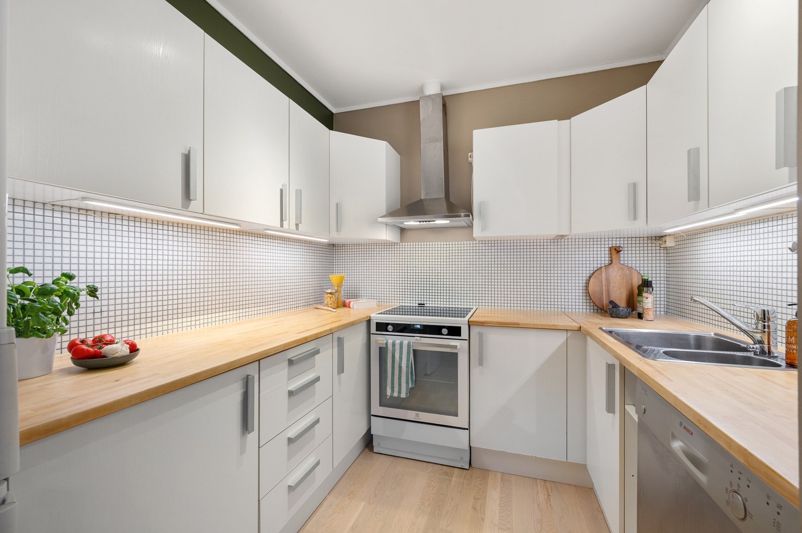 Et tidløst og funksjonelt kjøkken med rikelig skap- og benkeplass - perfekt for både matlaging og hverdagsliv. Galleribilde