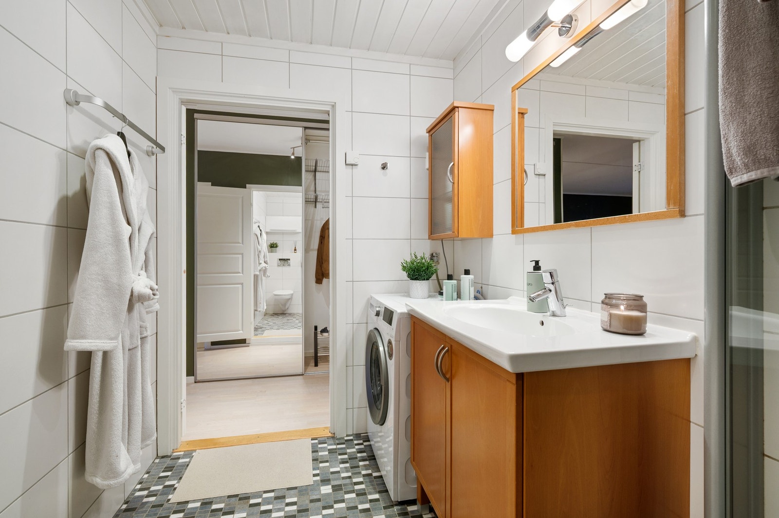 Et funksjonelt bad på 4 kvm med opplegg for vaskemaskin - praktisk og godt utnyttet. Galleribilde