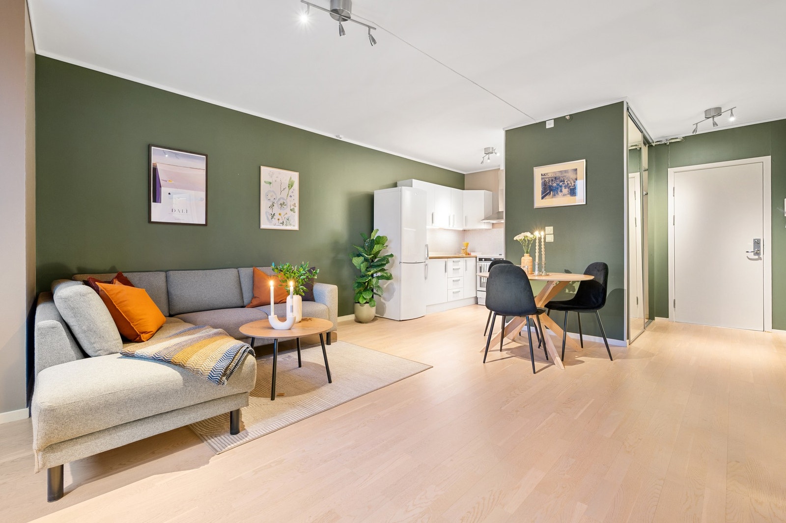 Romslig oppholdsrom på 27,5 kvm med åpen løsning. Galleribilde