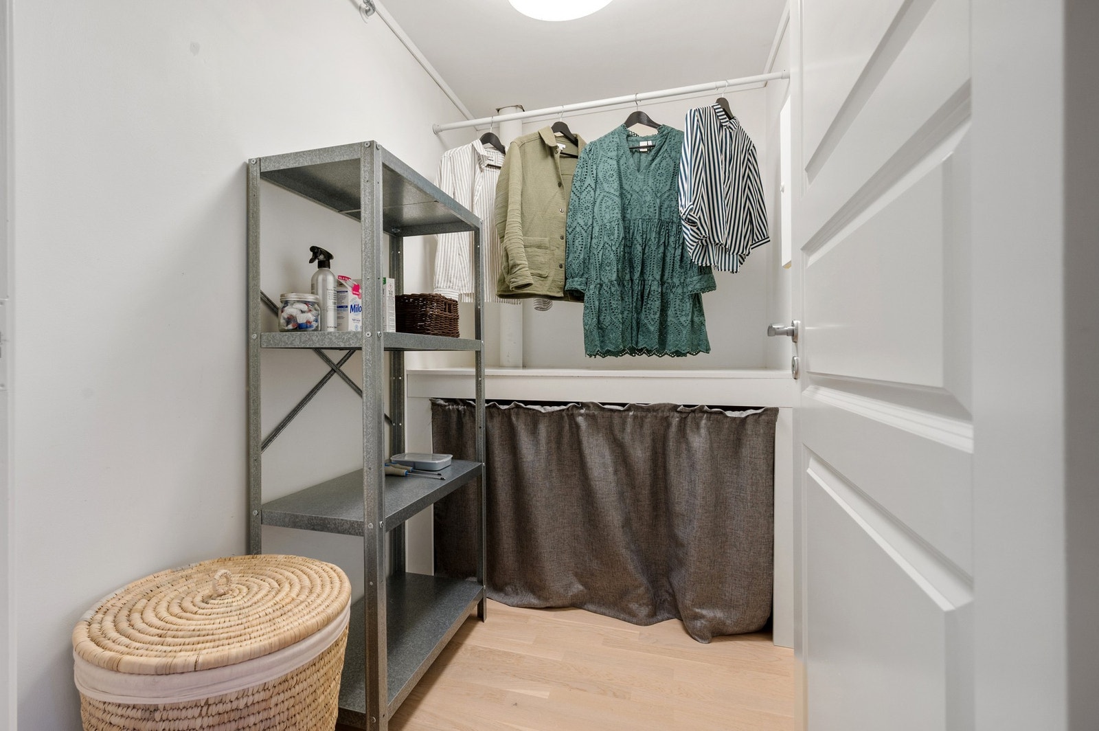 Boligen tilbyr god lagringsplass med en romslig loftsbod på 5 kvm og en innvendig bod på 3,3 kvm. Galleribilde