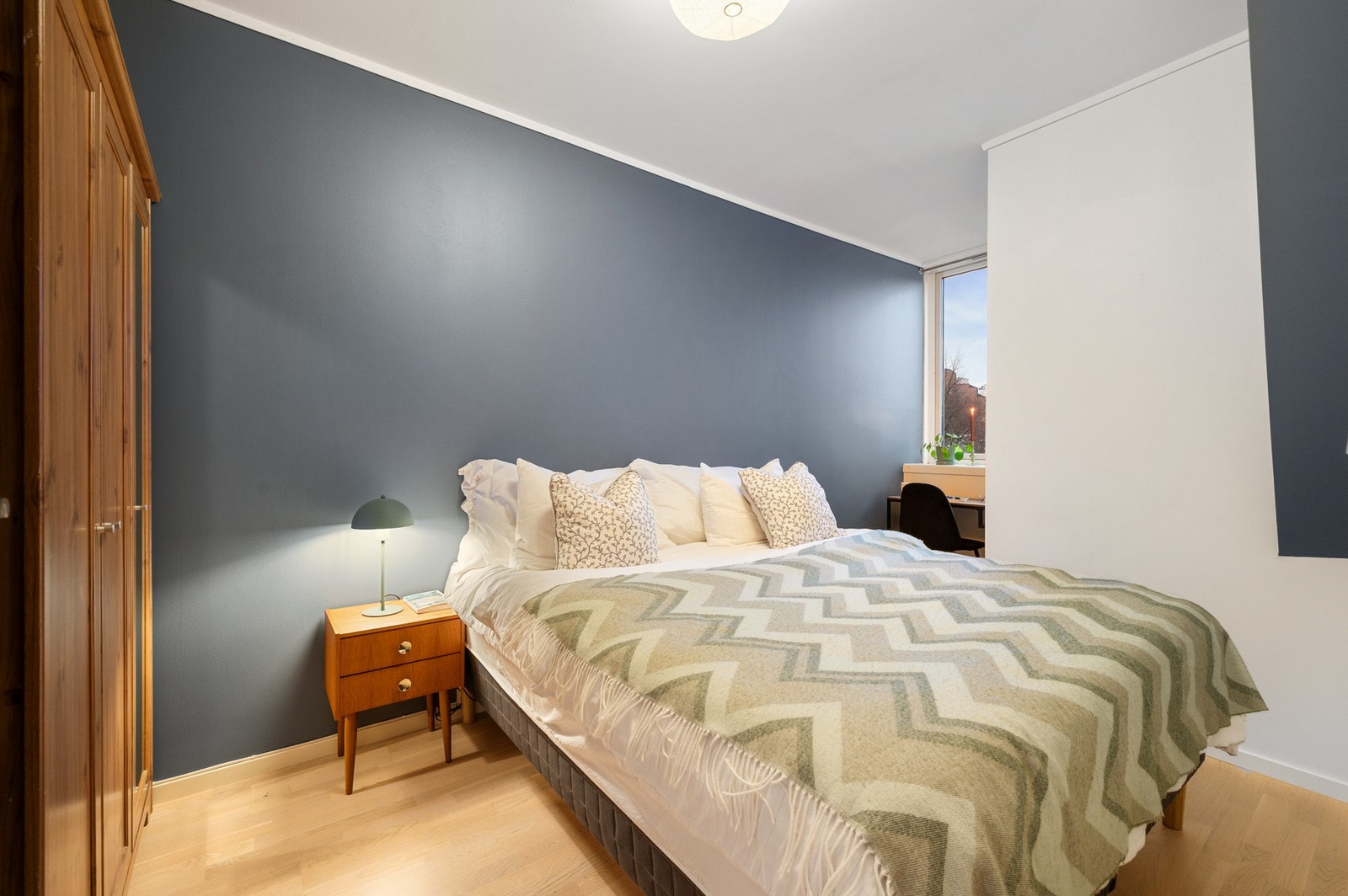 Et komfortabelt soverom på 10 kvm som enkelt rommer dobbeltseng og nattbord. Galleribilde