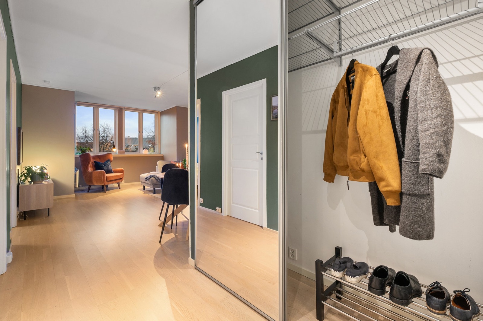 En velutnyttet entré på 3,7 kvm med stor skyvedørsgarderobe - perfekt for å holde yttertøy og sko samlet og ute av veien. Galleribilde