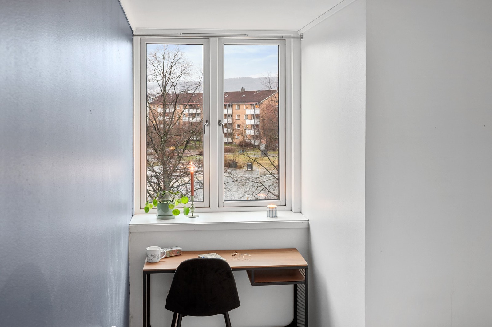 Soverommet gir mulighet for hjemmekontor med flott utsyn gjennom store vinduer - funksjonelt og lyst. Galleribilde