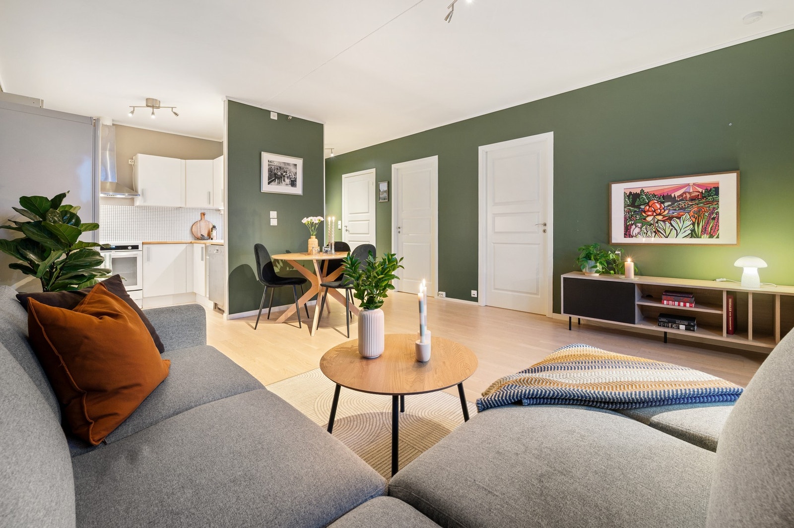 God plass til både romslig sofa, spisebord og TV-møbler - alt du trenger for et komfortabelt og funksjonelt oppholdsrom. Galleribilde