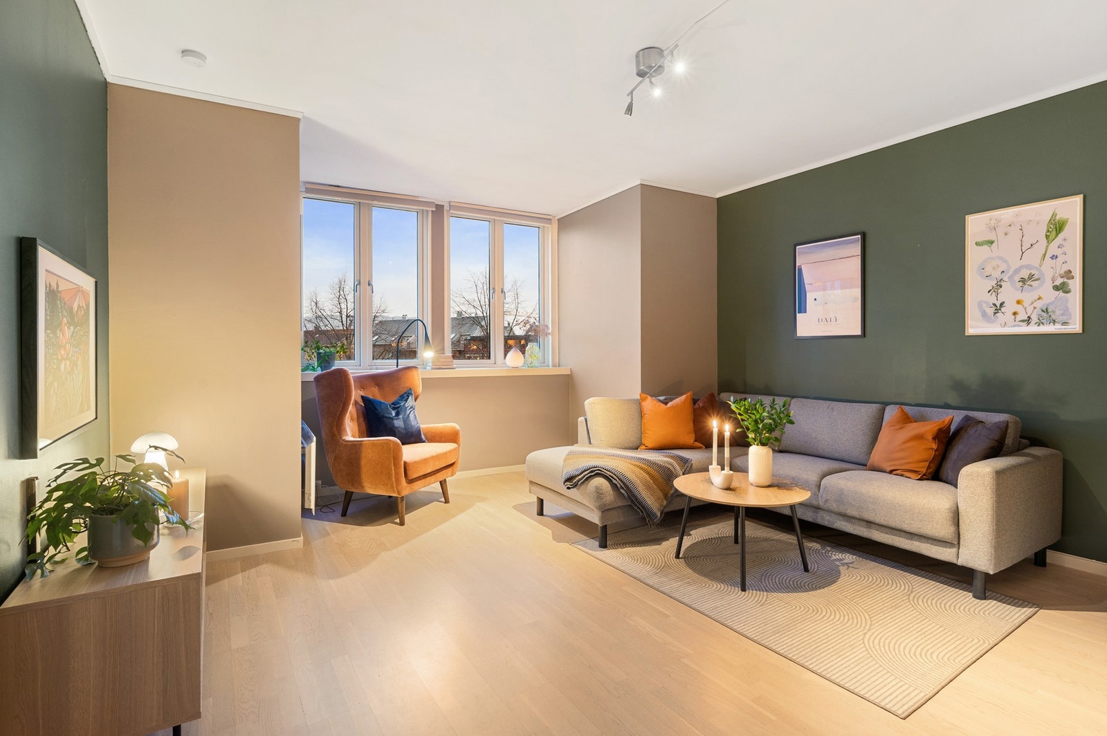 Med sine 50 godt utnyttede kvadratmeter tilbyr leiligheten en praktisk planløsning som gir en luftig og behagelig romfølelse. Galleribilde