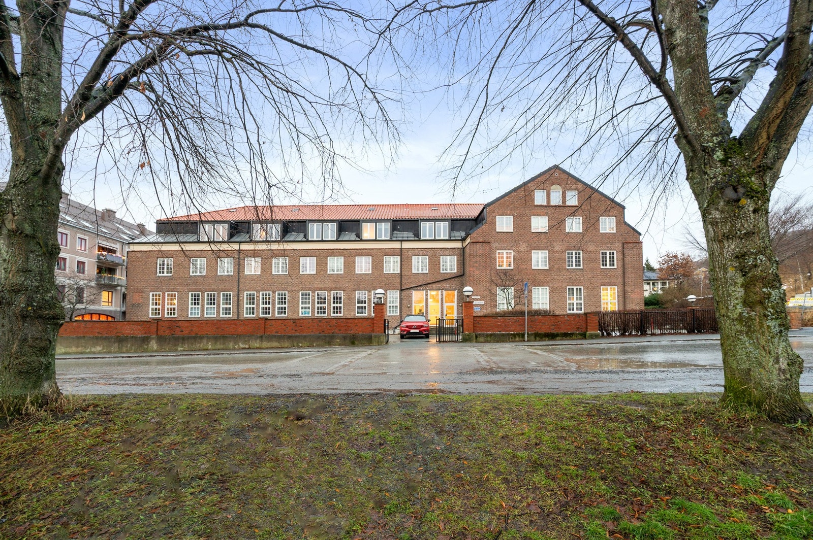 Borettslaget har 30 garasjeplasser til leie. For ønske om parkering kan styret kontaktes for å sjekke ledige plasser (månedsleie er kr. 400,- p.t.). Galleribilde