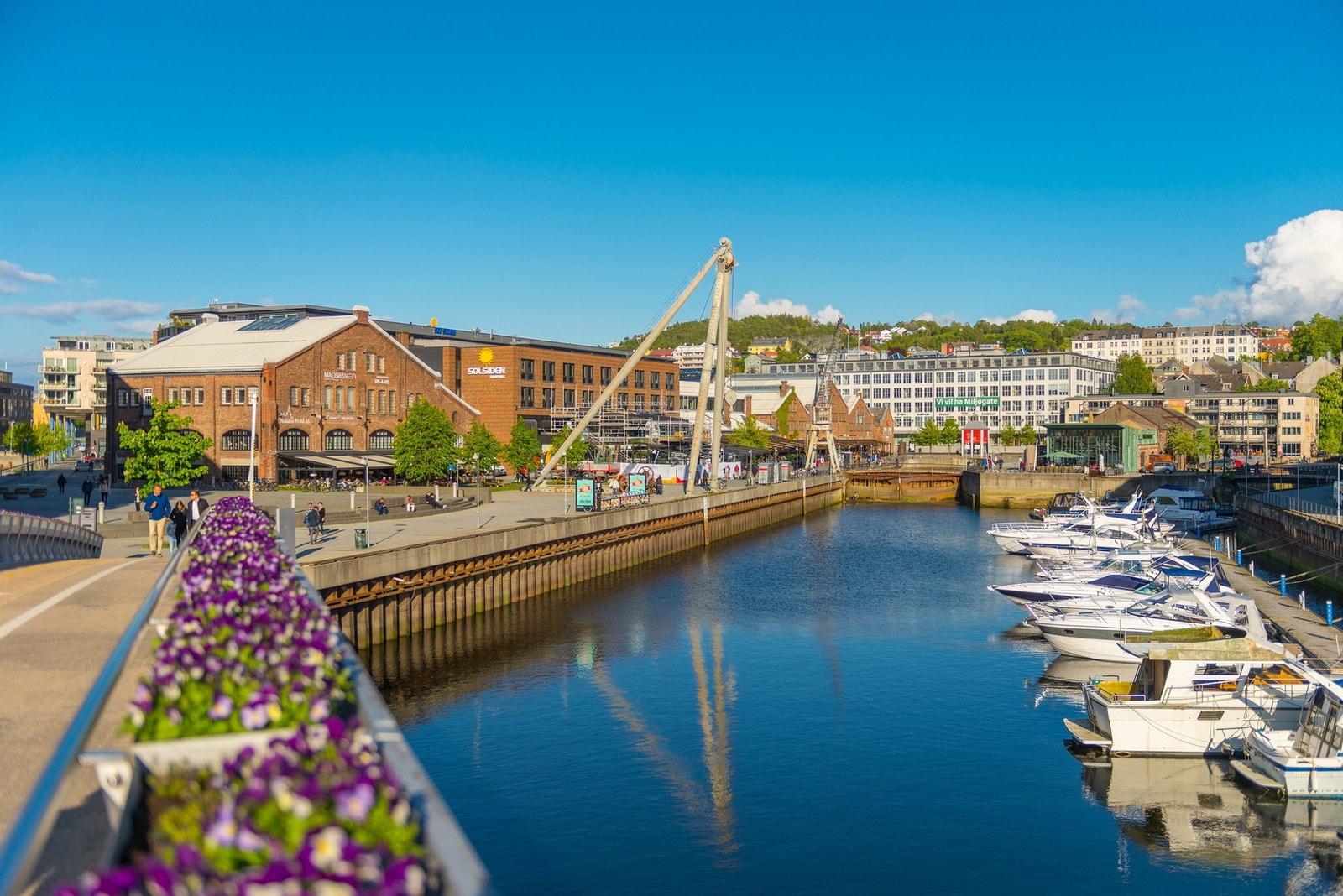 Kort avstand til Solsiden og Bakklandet med kjøpesenter, restauranter og flotte turstier langs Nidelven. Velkommen til en hyggelig visning over nyttår! Galleribilde