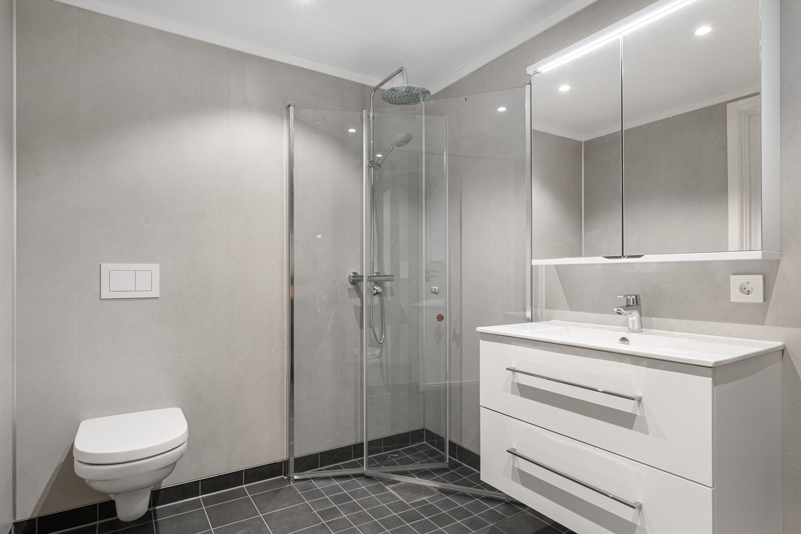Badet er innredet med dusjhjørne, toalett, servant med underskap, speilskap og opplegg til vaskemaskin. (Bilde fra 3C). Galleribilde