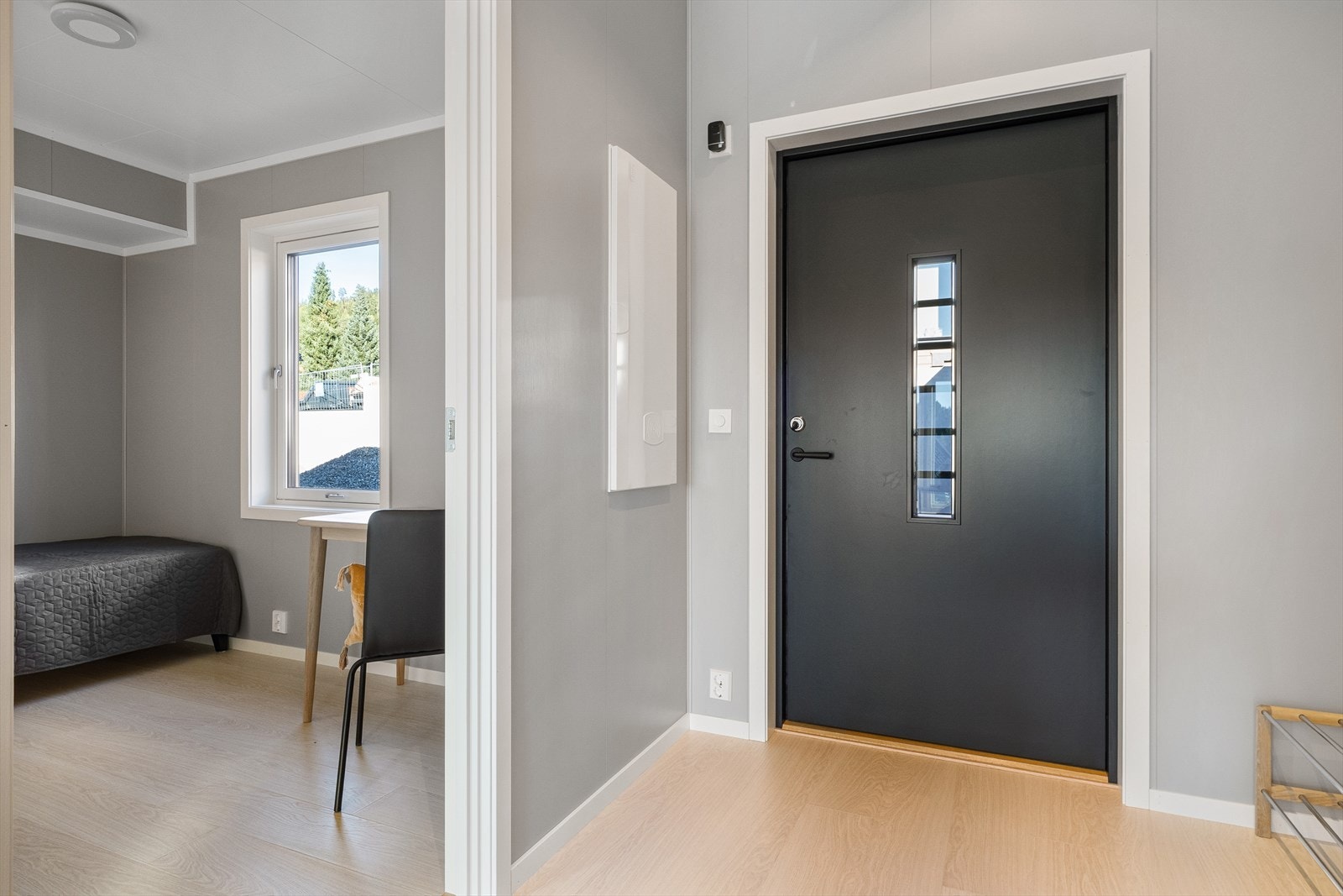 Lys entrè med plass til sko og ytterklær. (Bilde fra 3C). Galleribilde